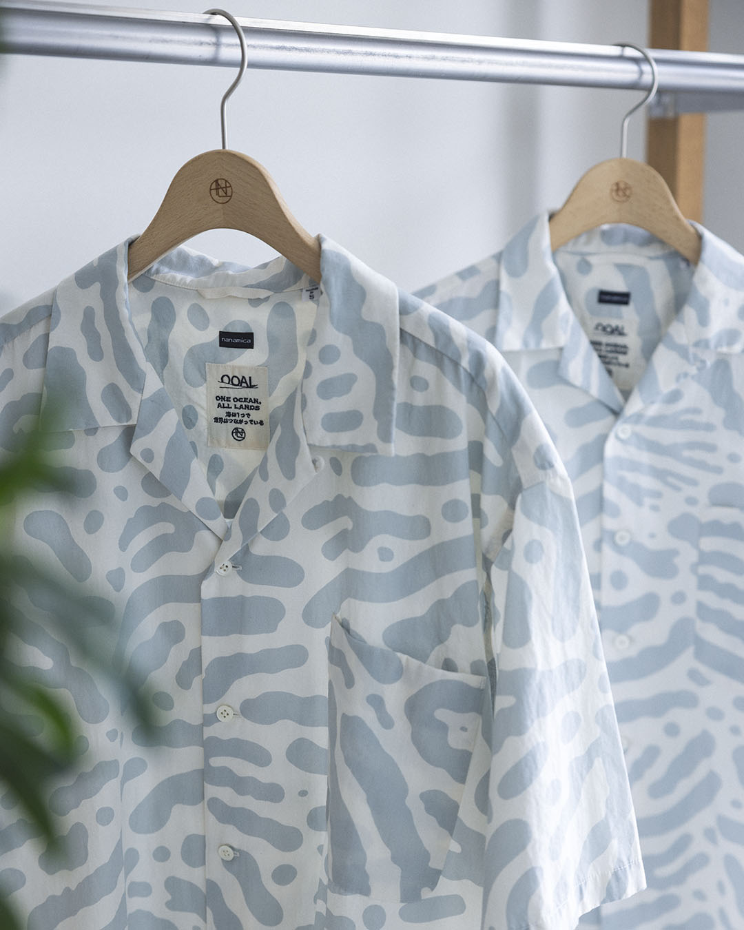 海洋生物の美しいプリントが特徴のアロハジャケット